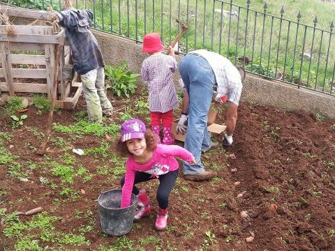 Plantação de batatas com a colaboração de um encarregado de educação e crianças da sala arco-íris